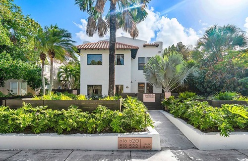 Flamingo Parks Apartment | Hacienda Flamingo Unit 1 - Spacious Designer Flat with Sunroom & Style