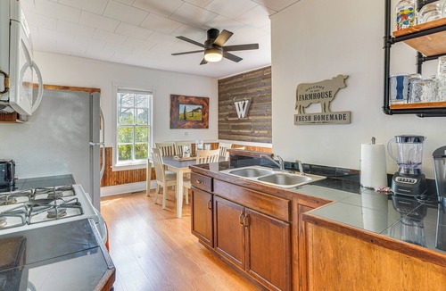 Wendell House | Half-Mi to Dtwn Wendell! 60s Farmhouse w/Fire Pit
