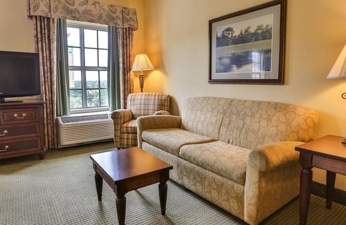 Yamacraw Village Hotel | Hampton Inn & Suites Savannah Historic District 1 King Bed Studio Suite