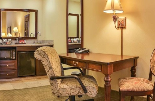 Yamacraw Village Hotel | Hampton Inn & Suites Savannah Historic District 1 King Bed Studio Suite