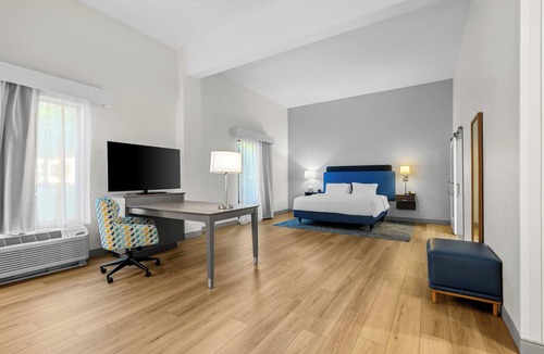 Southeast Raleigh Hotel | Hampton Inn & Suites Knightdale Raleigh