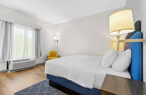 Southeast Raleigh Hotel | Hampton Inn & Suites Knightdale Raleigh