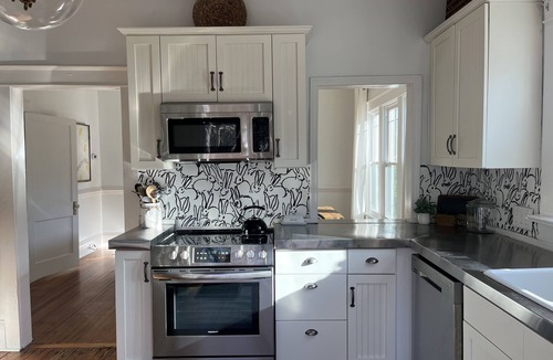 Raleigh House | Hanks Farm 🖤- Sleeps 5, 1930s farm 1.5 acres ,Charming Cozy ,Events, Pets ok