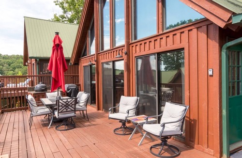 Six Mile Ski Chalet | Harbour Pointe Chalet with Boat Slip