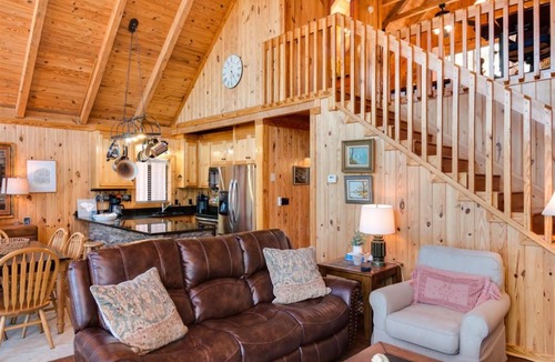 Six Mile House | Harbour Pointe - Lake Keowee Chalet with Boat Slip