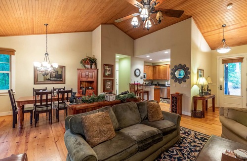 Bear Lake Reserve Cabin | Hawks Nest - Resort Home In Bear Lake, Lake Club Access, Pet Friendly