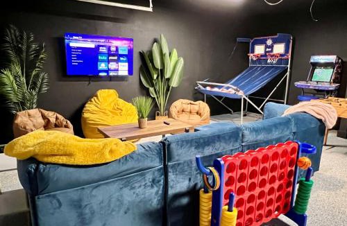 Mariner House | Heated Pool Game Room 9 beds Families!
