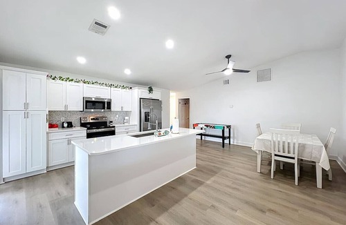Orlando House | Heated Pool & Spa | King Suite| 13 Min to Disney