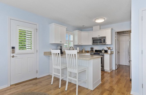 Emerald Isle House | Heated Saltwater Pool, 2-min Walk to Beach, Sleeps 10