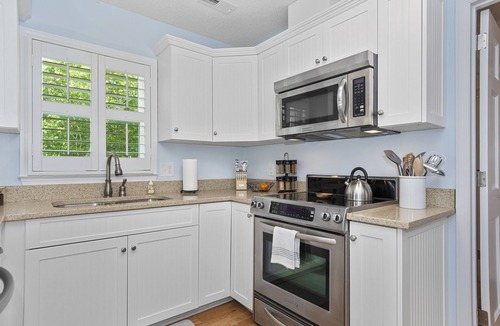 Emerald Isle House | Heated Saltwater Pool, 2-min Walk to Beach, Sleeps 10