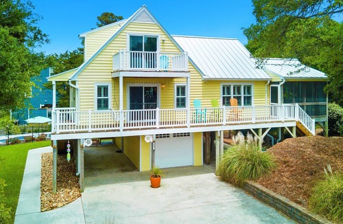 Emerald Isle House | Heated Saltwater Pool, 2-min Walk to Beach, Sleeps 10