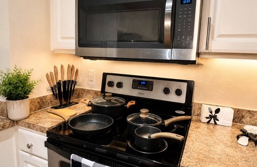 Airport North House | Hello sunshine Stylish Retreat Private Garage 3 miles MCO