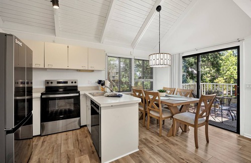 Oceanside House | Heron's Haven · Sea Pines Retreat·Short Walk to Beach·3BR Sleeps 10·Pet-Friendly