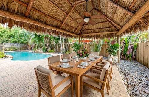 River Oaks Villa | Hidden Gem Vacation Villa w Private Pool & TikiHut