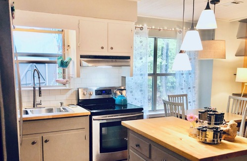 Eden House | Hidden Pines, Quiet Retreat. Close to Pooler, Savannah & Hyundai Plant.