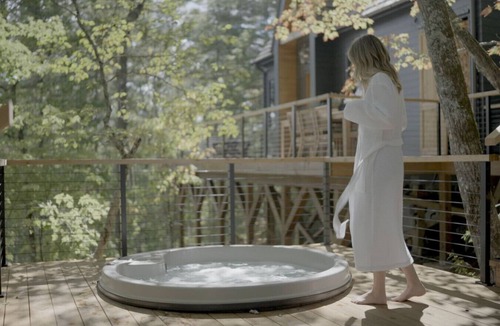 Highlands Hills Apartment | Hide Inn Seek Hillside Treehouse - 1.5mi to Main St