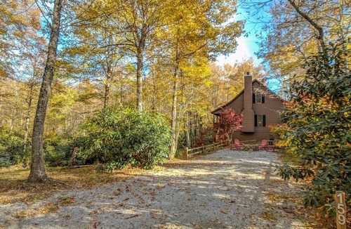 Highlands House | HIGH SPEED FIBER OPTIC WIFI; Tranquil Treehouse on 2.5 Acres; Affordable Luxury