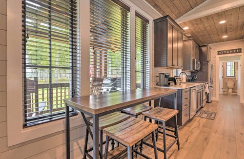Glenville Cottage | Hike, Ski & More! Pet-Friendly Home in Glenville