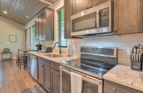 Glenville Cottage | Hike, Ski & More! Pet-Friendly Home in Glenville