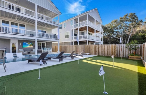 Palmetto Dunes House | Hilton Head Coastal Compound | Pool Putting Green