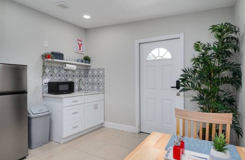 Englewood Park Apartment | Hip Orlando Studio Nearby Restaurants & Parks!