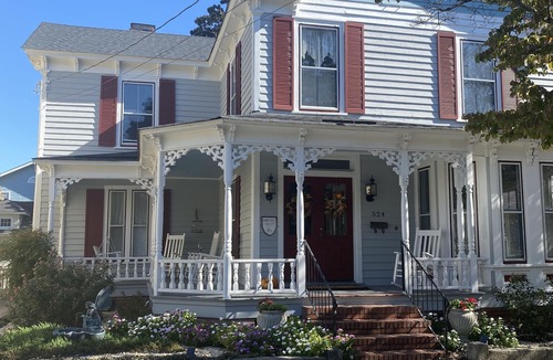 Washington House | Historic 1889 Victorian second floor 2BR Walk to Downtown Swindell House