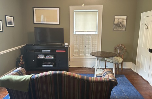 Washington House | Historic 1889 Victorian second floor 2BR Walk to Downtown Swindell House