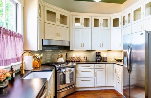 Thomas Square House | Historic 1899 Victorian | Hot Tub + Forsyth Park