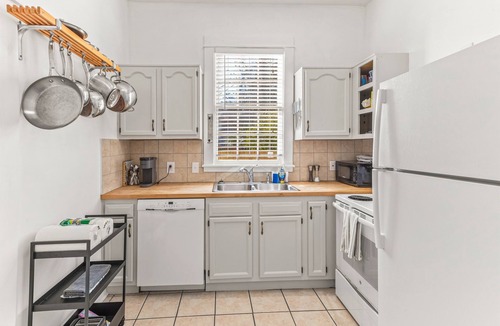 Dixon Park House | Historic 3 BR Townhouse w/Parking by Forsyth