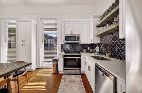 Savannah Victorian District House | Historic 5BR Retreat Overlooking Forsyth Park + Parking by Lucky Savannah