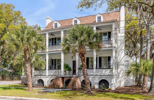 The Old Commons House | Historic Boutique Hotel Suite w. Waterviews!