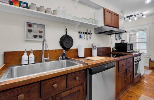 New Bern House | Historic Downtown New Bern 3-Bed Home – Fenced Yard, Pet-Friendly & Parking!
