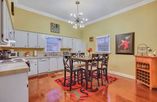 Dixon Park House | Historic Forsyth Victorian Home | Downtown Savanna