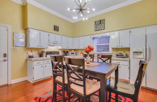 Dixon Park House | Historic Forsyth Victorian Home | Downtown Savanna