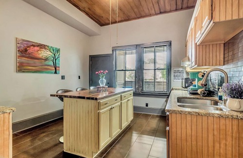 Savannah Victorian District Condo | Historic Garden Flat w/Screened Porch and Court Yard, Walk to Forsyth & Squares