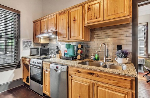 Savannah Victorian District Condo | Historic Garden Flat w/Screened Porch and Court Yard, Walk to Forsyth & Squares