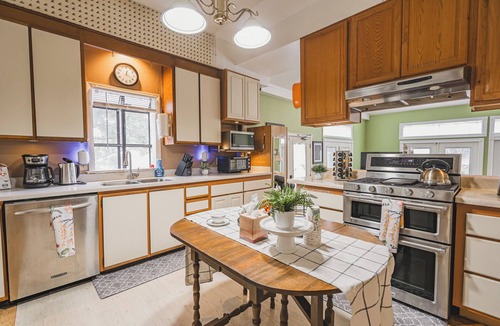 Thomas Square House | Historic landmark 4-bed 4 bath house in marvelous Savannah with free parking!