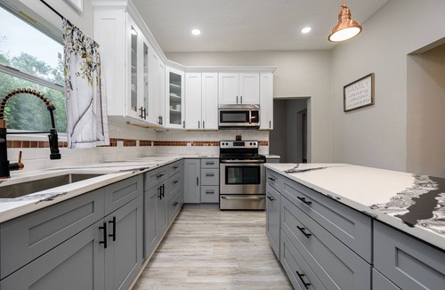 Winter Haven House | Historic Manor, sleeps 10+, 5 Bedroom, huge yard, lake, fishing, parks, events