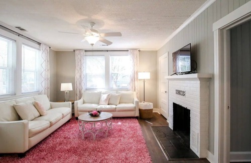 Richmond Hill House | Historic Pink Door Cottage near Savannah + Pets