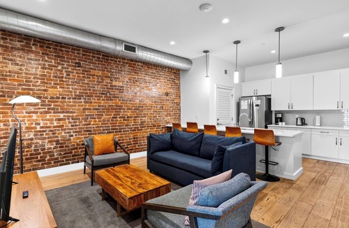 Sobro Condo | Historic Saddlery Condo 2 Mins to Broadway + Near Printer's Alley | Key Note
