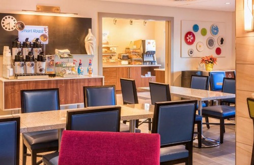 West Ashley Hotel | Holiday Inn Express Charleston US Highway 17 & I-526 by IHG