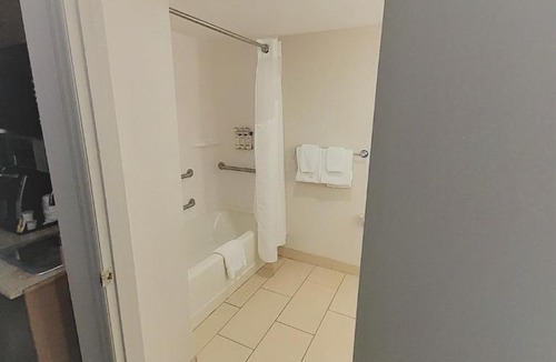 North Raleigh Hotel | Holiday Inn Express Hotel & Suites Wake Forest - Raleigh North by IHG