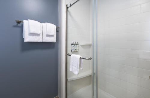 Greenwood Hotel | Holiday Inn Express & Suites Greenwood Mall by IHG