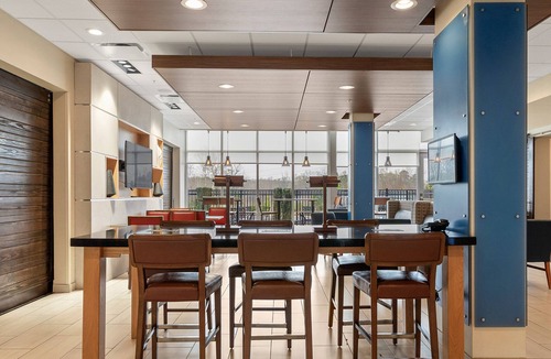 Macon Hotel | Holiday Inn Express & Suites Macon North by IHG
