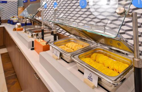 Southwest Raleigh Hotel | Holiday Inn Express & Suites Raleigh West - Lenovo Center by IHG