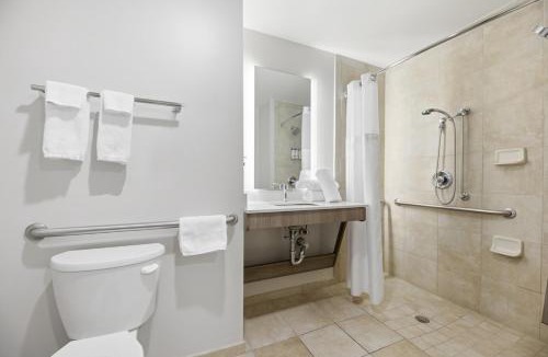 Southwest Raleigh Hotel | Holiday Inn Express & Suites Raleigh West - Lenovo Center by IHG