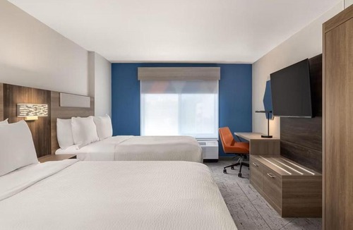 Southwest Raleigh Hotel | Holiday Inn Express & Suites Raleigh West - Lenovo Center by IHG
