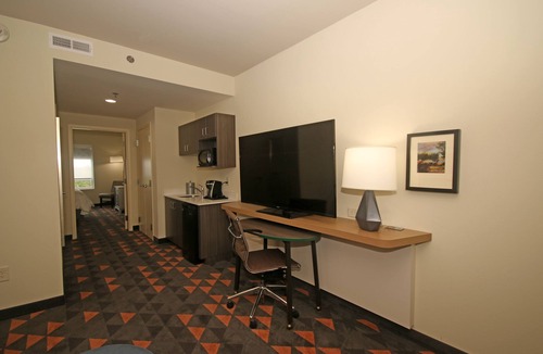 Fayetteville Hotel | Holiday Inn & Suites Fayetteville W-Fort Bragg Area by IHG