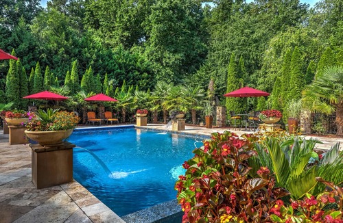 Sandy Springs House | Holiday Vacation Mansion + Hot Tub near DT Atlanta