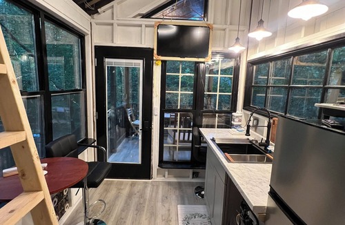 Anderson Cabin | Holly Trail Treehouse in Anderson w/WIFI, AC, Smart TV, Full Bath and washer